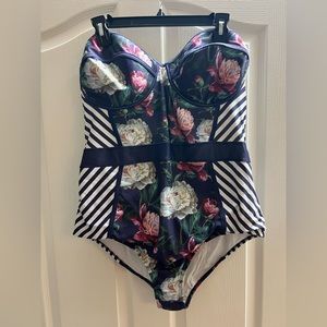 Super cute strapless swim suit